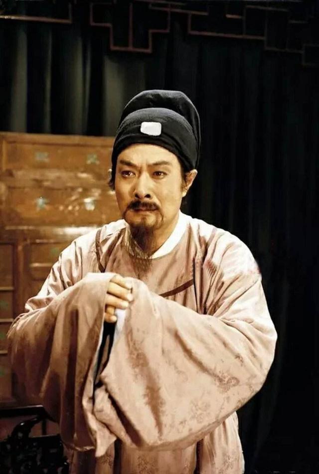 因为他是引起故事的线索人物,问题是,贾雨村这个人到底应当如何评价呢