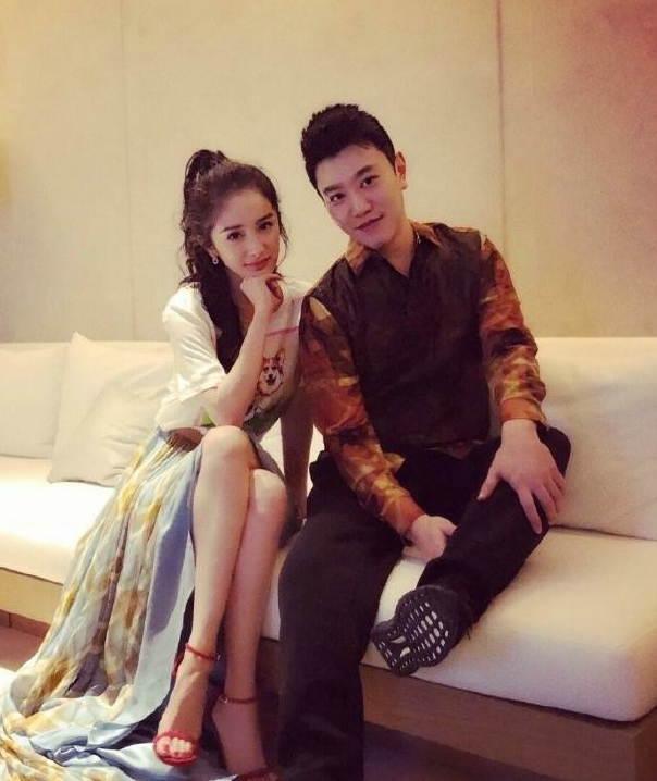 不过杨幂从未回应这则绯闻,也没有理会流言蜚语,直至今日依旧和该男友