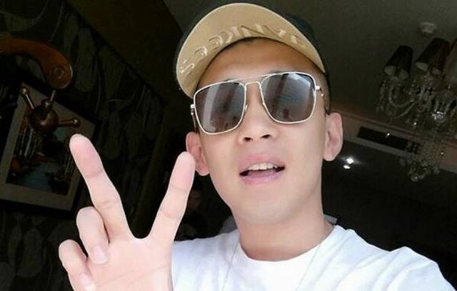 与自己的两个好兄弟(网红刘一手和王小源)合伙成立了一个公司(公会)