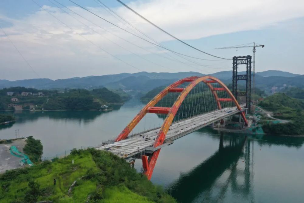 龙琅高速属省级重点工程项目,项目建成后,对改善涟源市和冷水江市及