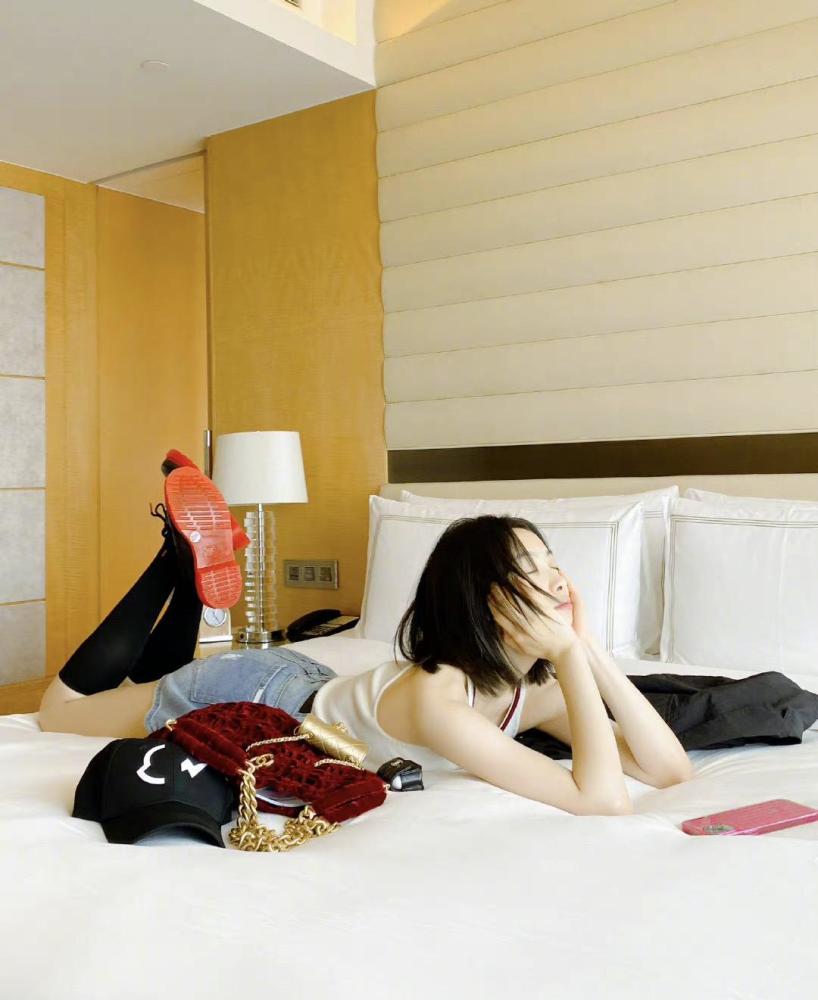 宋茜躺在床上拍写真,运动白色背心配热裤超显腿长,身材比例让人羡慕