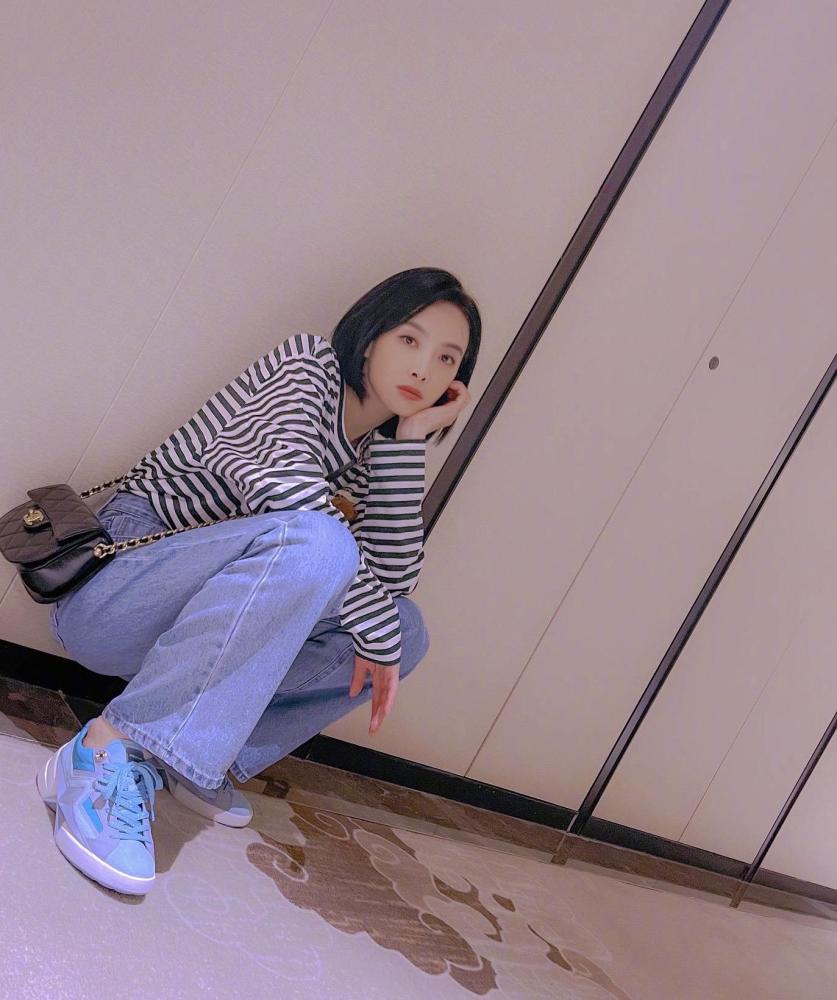 宋茜躺在床上拍写真,运动白色背心配热裤超显腿长,身材比例让人羡慕