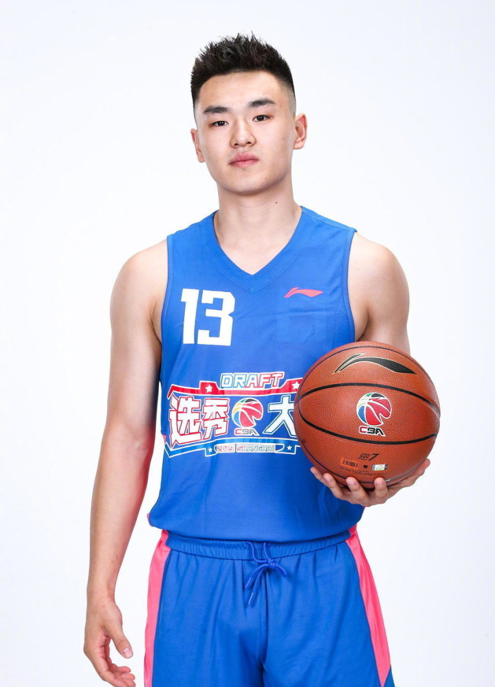 cba的历史上,选秀大会涌现出一批又一批的苗子,从来没有像孟博龙这样