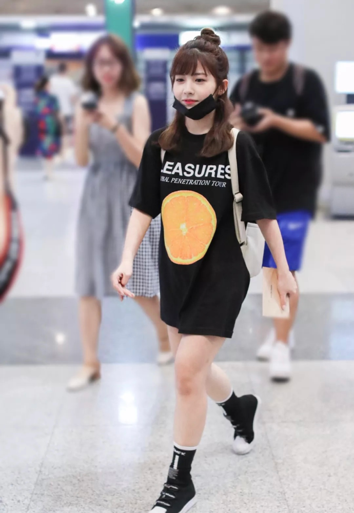 1米53的赖美云为显高拼了,把t恤下摆"塞裤腰",拖鞋也穿厚底的