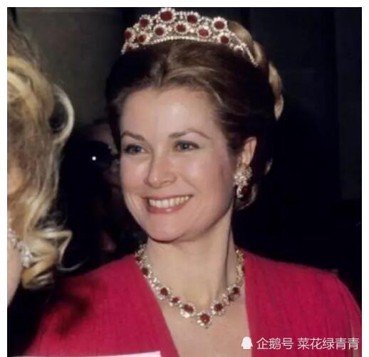 19岁的戴安娜娇憨可爱遇见格蕾丝王妃很羞涩两大美人终被错付