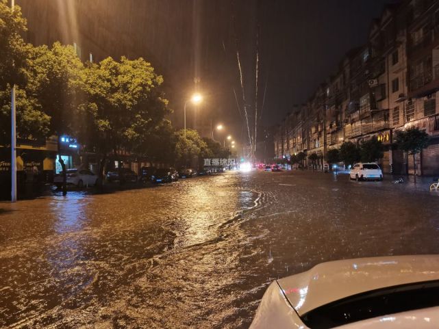 直讯大雨致城区多条道路积水请司机小心慢行