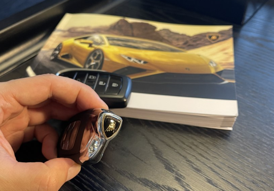 小伙花380万买辆兰博基尼小牛,整天拿着说明书和钥匙,卡宴成为买菜车