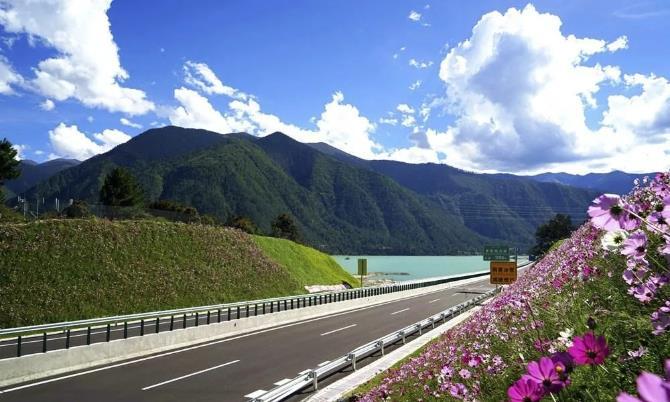 中国最美高速公路:耗资380亿,沿途风光美到爆,且可免费畅行!