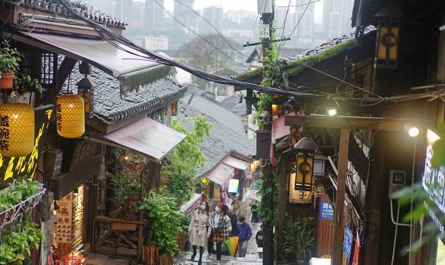 穿越老重庆:坐2元轻轨,乘5元轮渡,去最深的巷子吃最老的火锅