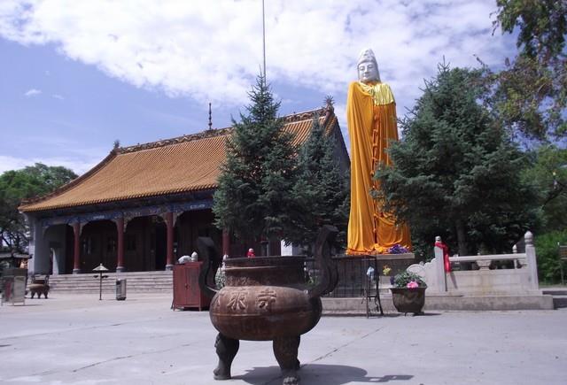 黑龙江齐齐哈尔市大乘寺,寺内有黑龙江省现存最大的琉璃瓦建筑