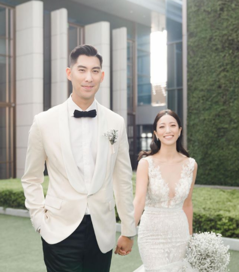 毛加恩的前女友是白歆惠,分手复合后却没有步入婚姻殿堂,和妻子罗雯在