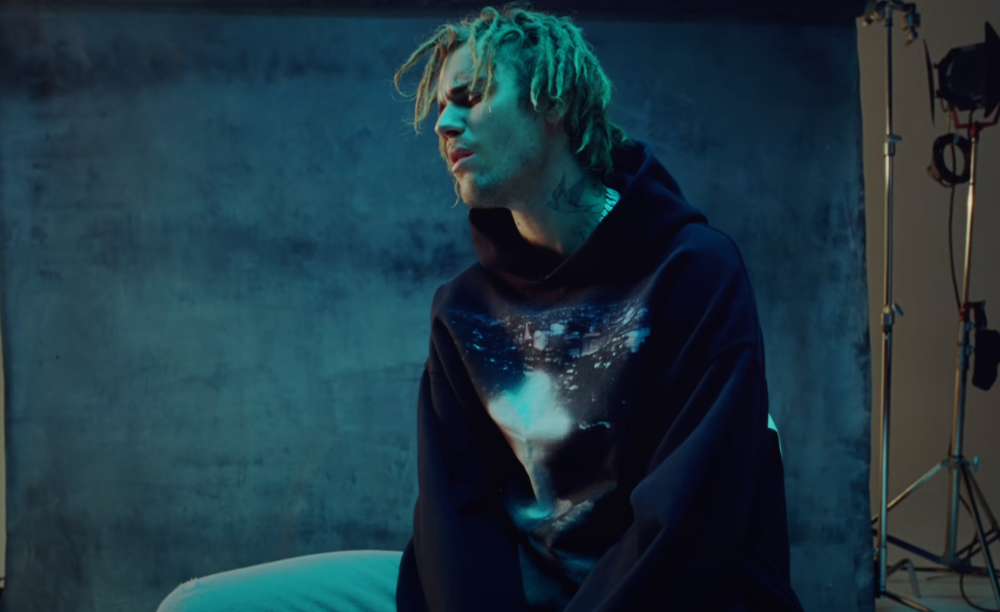 此前一天他的新歌《dont go》发布了音乐录影带,在其中比伯是以脏辫