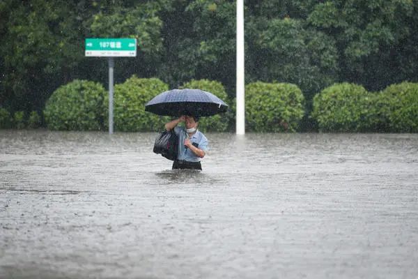 今天午後鄭州將開啟特大暴雨模式停工停學全市公交停運鄭州緊急發佈6