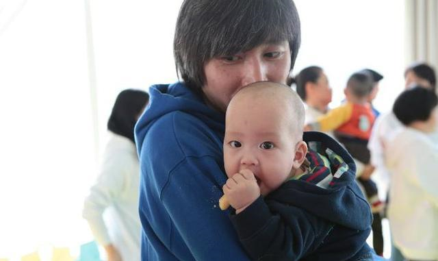 窦唯也是个音乐才子,对张亚东非常赏识,会介绍工作给张亚东.