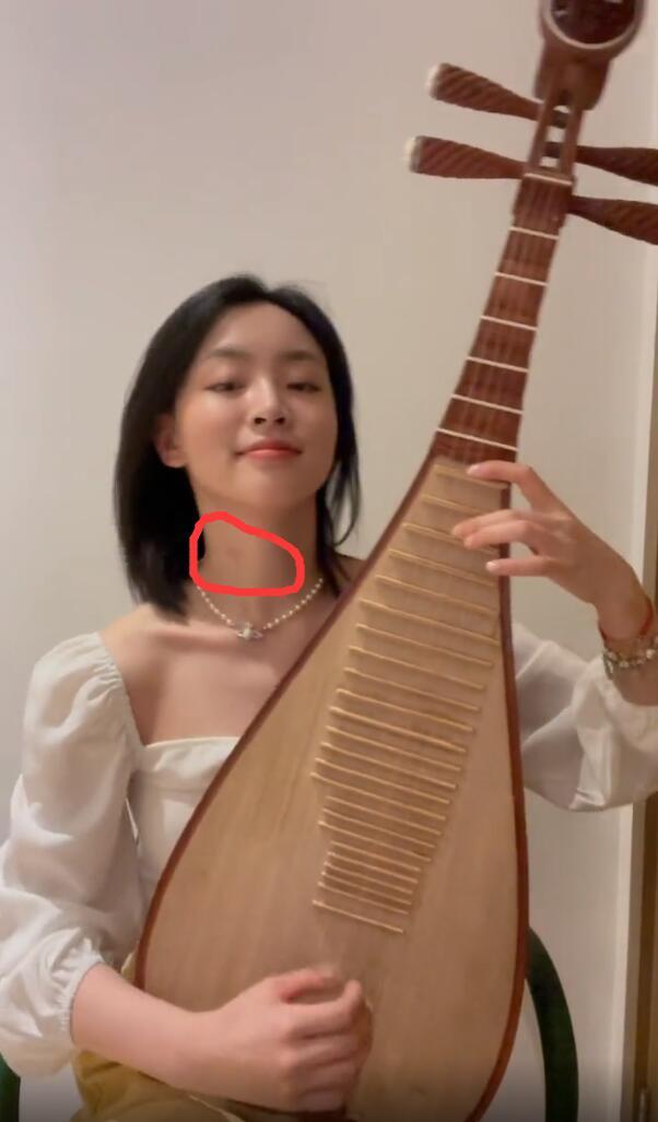 霍尊绯闻女友被骂不自重,施小岚痴情仍关注霍尊,未删情侣鞋微博