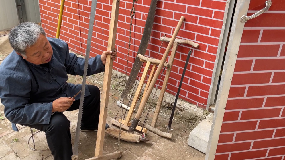 这个是长锯,双人使用的