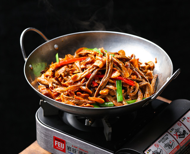 鹿茸菌是一种珍稀食用菌菇,营养极其丰富,可谓闻则松茸蘑,食则鹿茸菌.