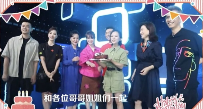 康辉“探班”，反被朱迅等8位美女拉着一起跳舞，四肢僵硬显局促