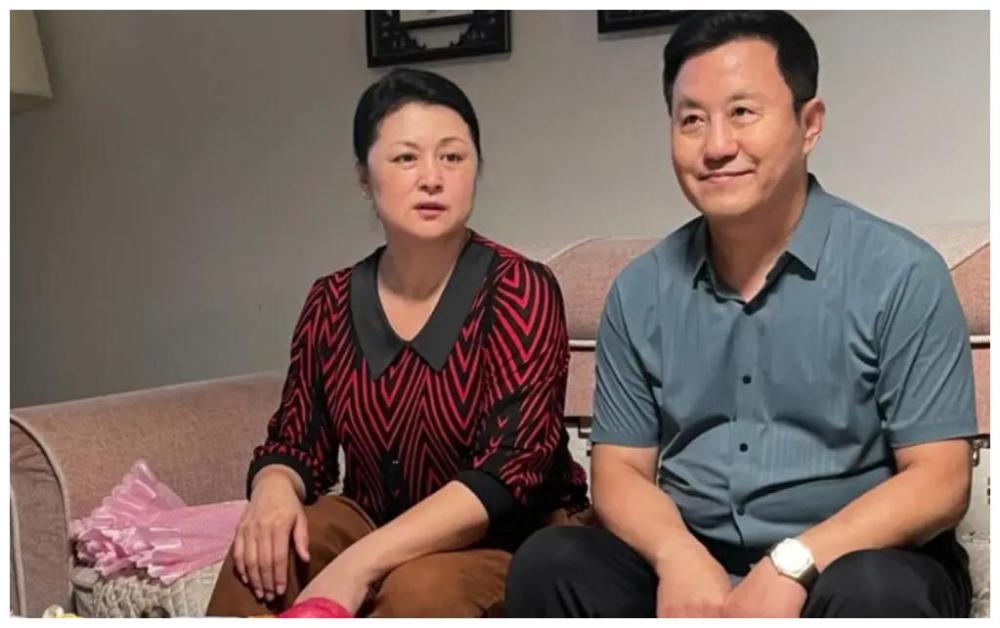 于月仙去世王小宝首次露面心情无比沉痛小19岁妻子连声安慰