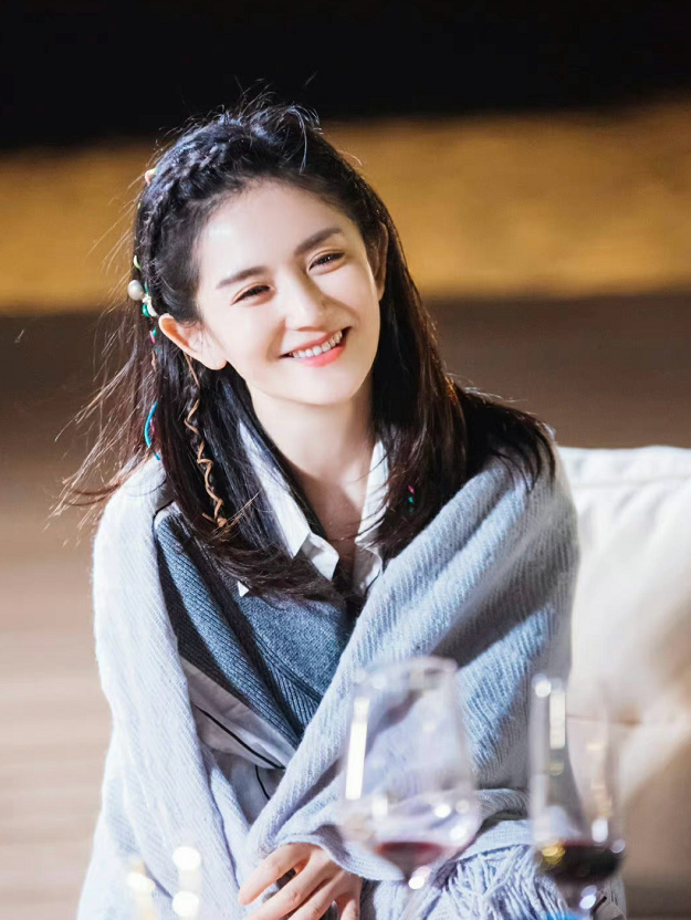 谢娜生二胎后露面,参与新一期《快本》录制,小腹平坦身材很好