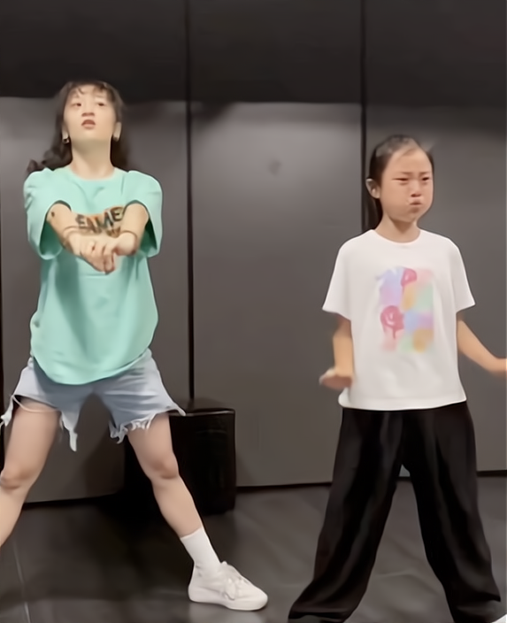 李小璐晒女儿练街舞视频，8岁甜馨表情痛苦，像极了爸爸贾乃亮