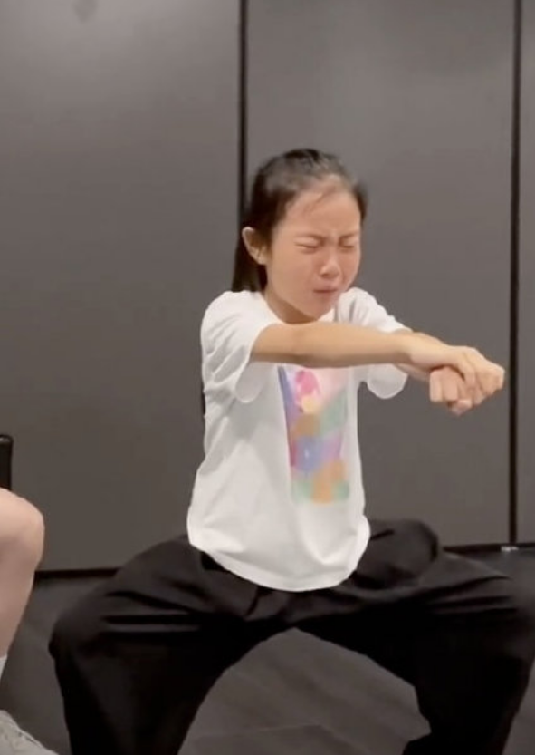 李小璐晒女儿练街舞视频，8岁甜馨表情痛苦，像极了爸爸贾乃亮