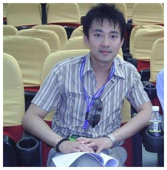 他曾是"央视最帅"主持人,被传"绯闻"后离职,今50岁身价百亿
