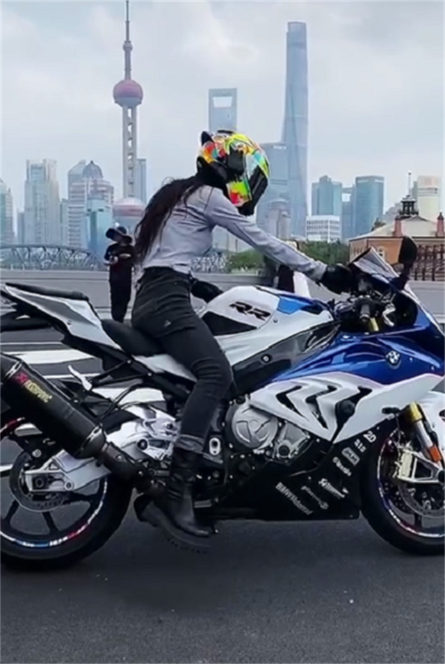 98后女骑的代步车宝马s1000rr落地26万车牌还是沪a