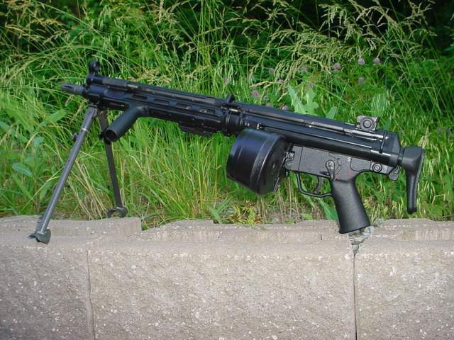 56mm轻机枪版本,外观上没有太大差异,不过使用领域不同,作为上世纪七