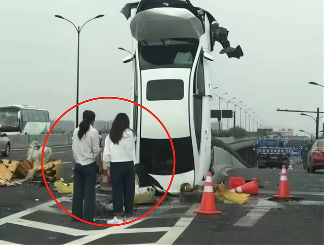 江西南昌女司机开宝马飞上路墩,路人纷纷拍照:比开飞机技术还高