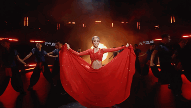 佟丽娅这个造型太燃了!烈焰红裙配"新疆舞"发型,自己都说爱了