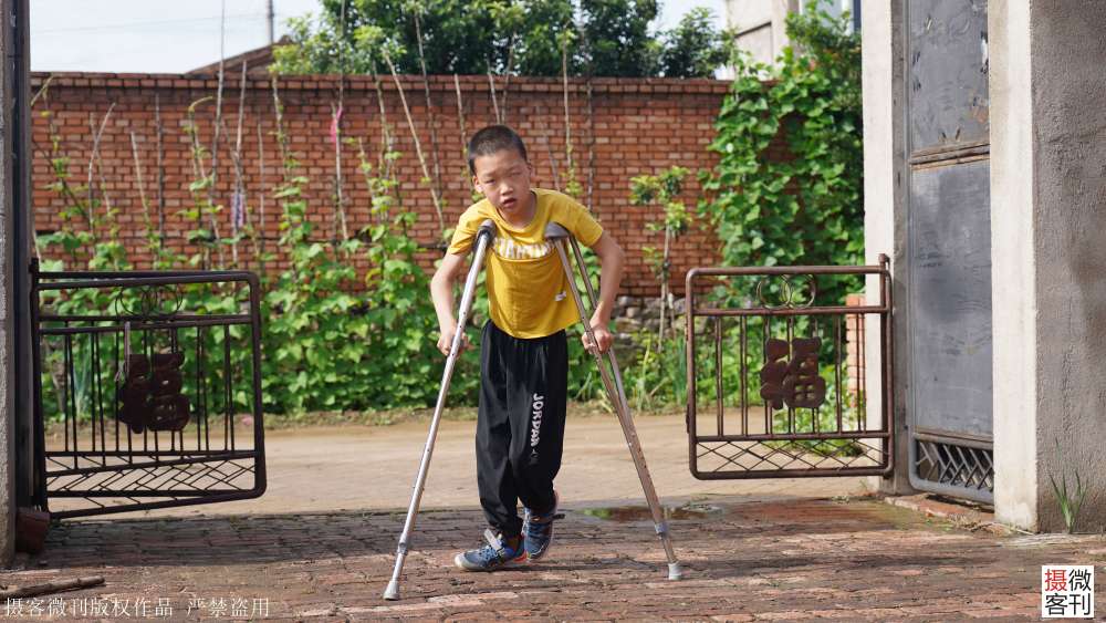 男童早产致脑瘫靠双拐走路,奶奶:只要我活着,就要治好他的病