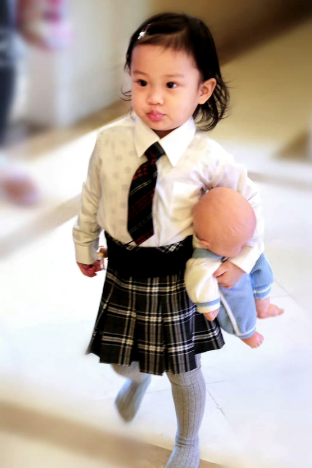 李小璐的女儿甜馨长大了漂亮很多跳街舞很有范变成爱哭鬼