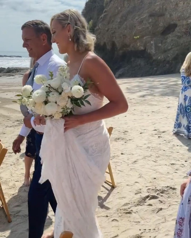 美国女排队长拉尔森在海滩上举行结婚仪式_腾讯新闻