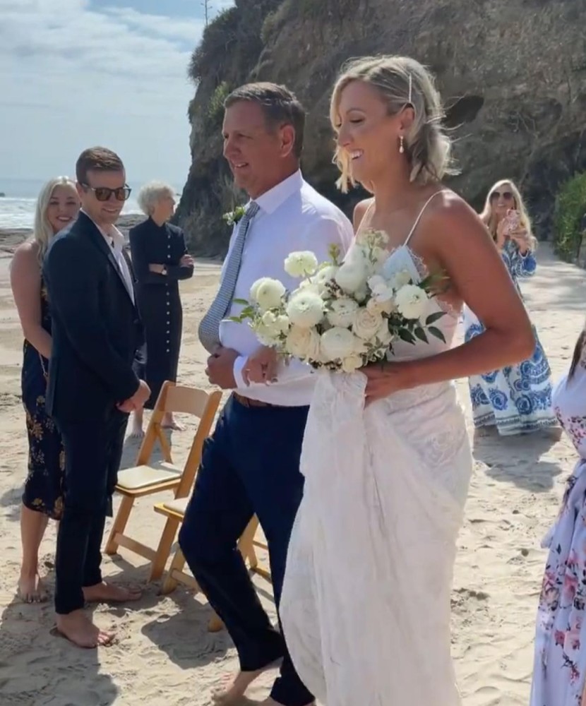 美国女排队长拉尔森在海滩上举行结婚仪式_腾讯新闻