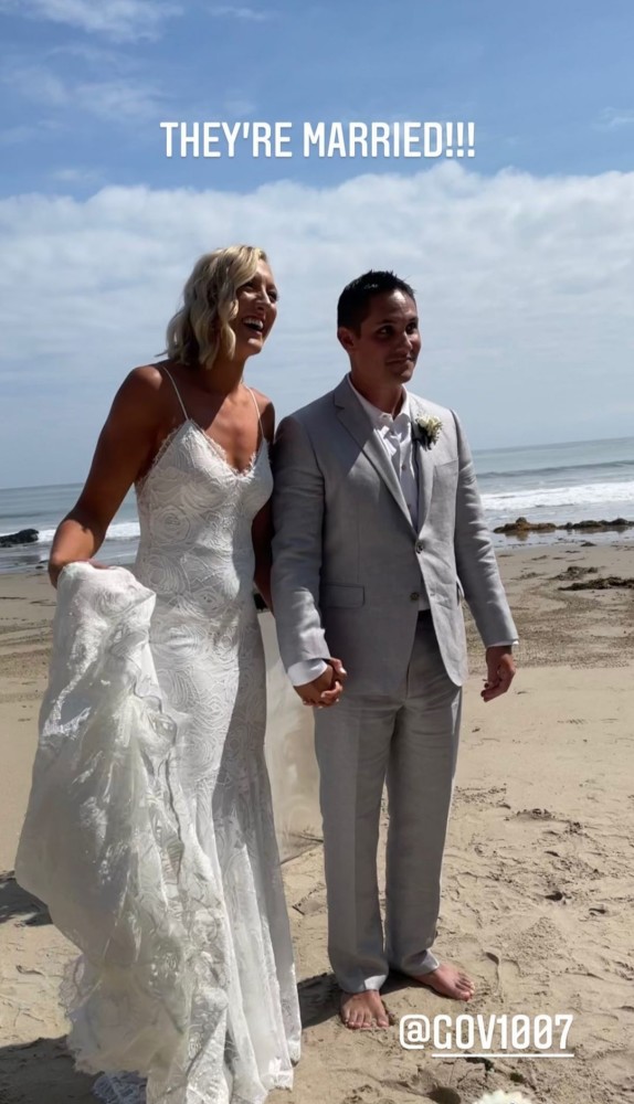 美国女排队长拉尔森在海滩上举行结婚仪式_腾讯新闻