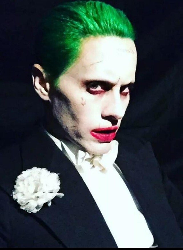 49岁莱托少爷穿卡通短袖,戴扎染口罩好时髦,与妈妈同框超乖巧