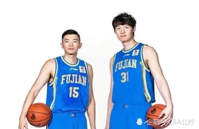 福建队王哲林和陈林坚合照