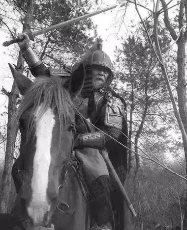 他,65岁学骑马,85岁驾机飞上蓝天!