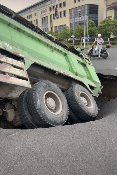 浦东新区发生一起路面塌陷事故 一辆土方车陷入坑中