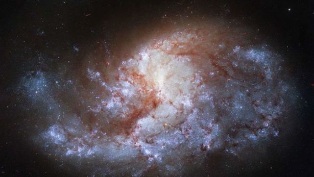 nasa分享了一张由哈勃拍摄的ngc 1385星系照片