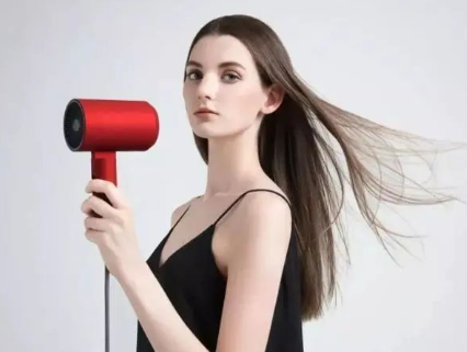 长期用吹风机吹干头发健康吗?女性朋友别"傻傻"不听劝
