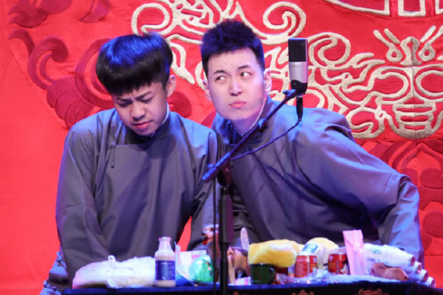 德云社舞台事故张云雷打小抄秒被发现孟鹤堂噩梦歌声来袭