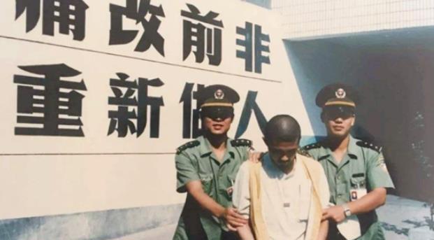 曾发生了这样一件耸人听闻的案件,一名号称是"长春第一美男子"的王伟