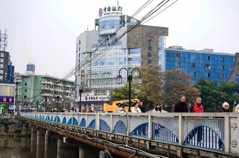 金堂县城内有座150多岁的桥,她是金堂人的出行要道,也是