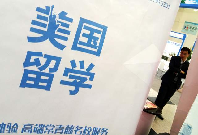 赴美留学生机场排千米长队,其原因让人深思,如此为哪般?_腾讯新闻