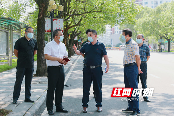 永州市教育局党组书记,局长黄赞校一行到永州一中督查秋季开学准备