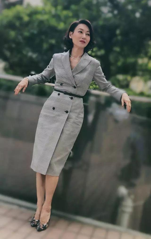 惠英红也学年轻人"赶时髦",绿t恤配半身裙清爽减龄,温柔舒适