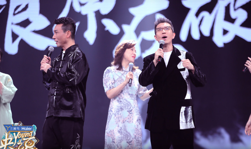 央视公演连登热搜：康辉扮演许仙，撒贝宁登台抢走主持人风头