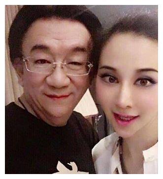 下跪求粉致哀不忘打广告这些老艺术家怎么不重视名声了